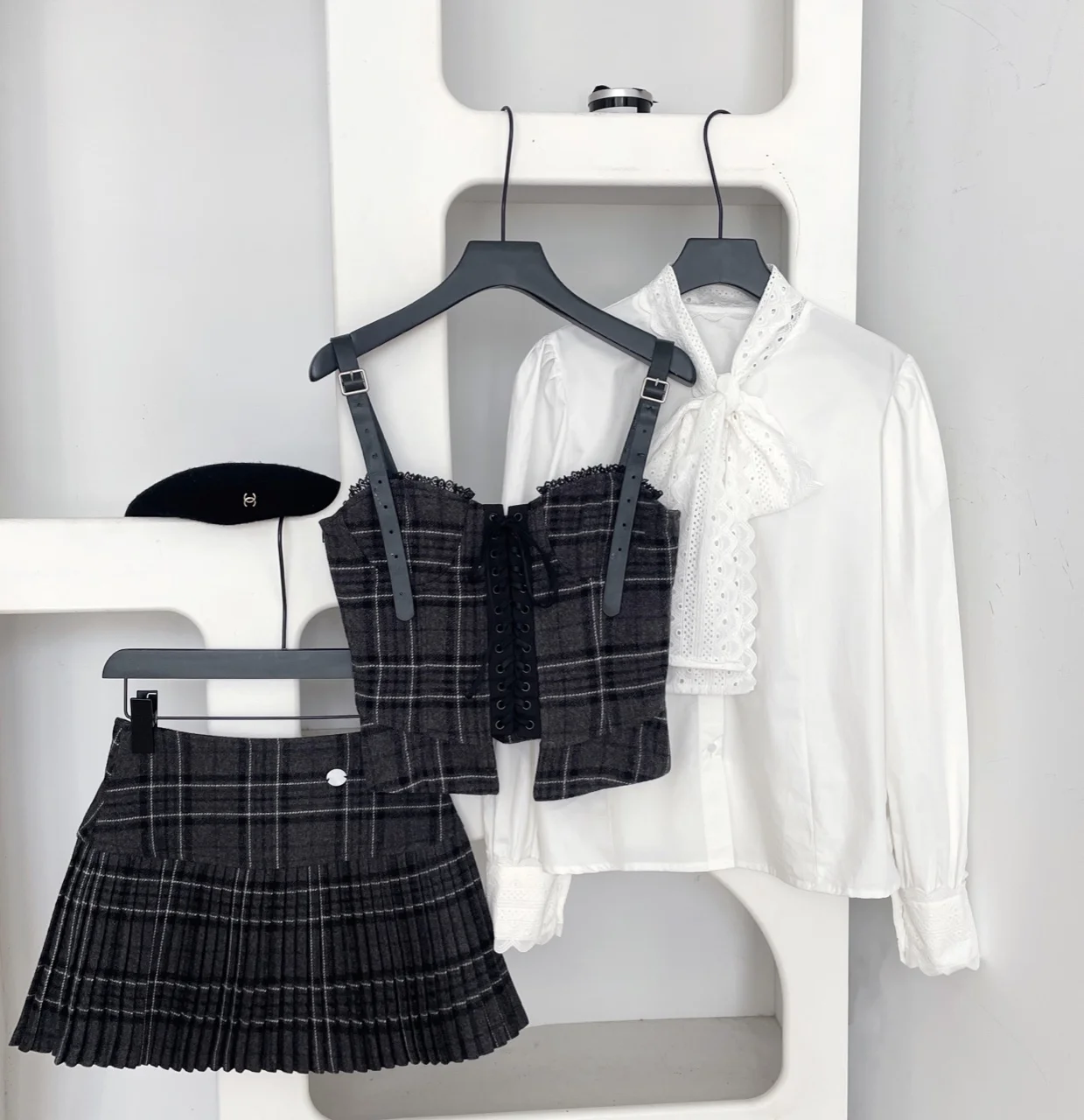 Conjunto de 3 piezas estilo retro coreano de otoño para mujer, camisa blanca, chaleco de tirantes y falda plisada, diseño de estilo universitario, moda Y2K.