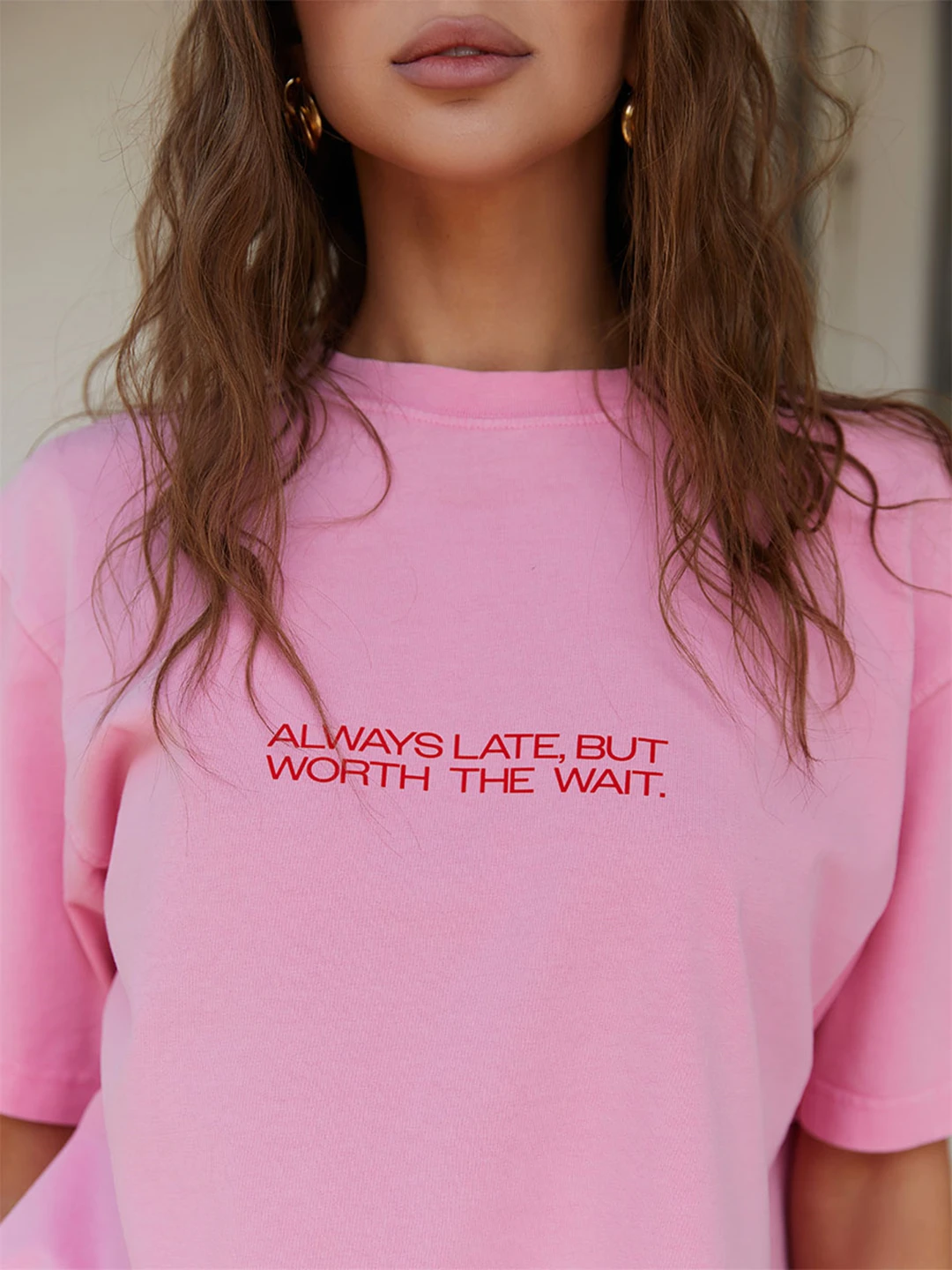 IMMER LATE, ABER WORTH THE WART. Damen T-Shirt in rosa Farbe, lässiger Slogan, Tropfenärmel, modisches Sommer-Baumwoll-T-Shirt, Drop Shipping