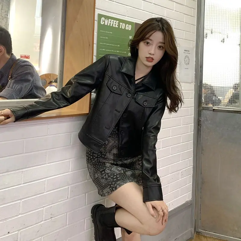 

Осенняя куртка из искусственной кожи, женское мотоциклетное черное пальто в стиле панк из искусственной кожи с отложным воротником, женская верхняя одежда на молнии с заклепками Q390