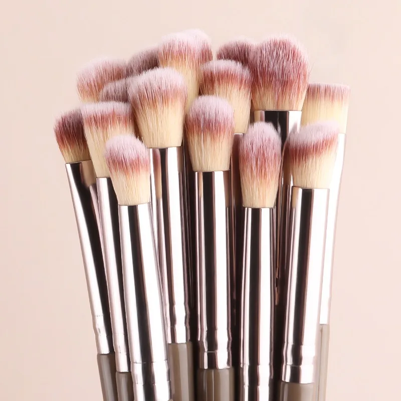 Set Trucco da 47 Pezzi con Pennelli Marroni, Piumini Morbidi e Confortevoli, Beauty Blender e Borsa per il Trucco, Pennelli per il Make-up e Pennello per Ciglia - immagine 3