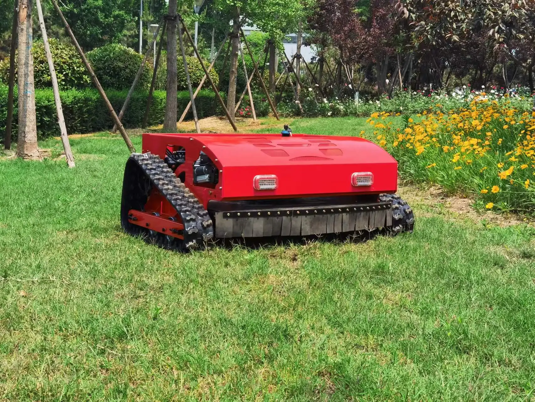 

HT1000 Remote Control Lawn Mower With 1000mm Cutting Width!!!