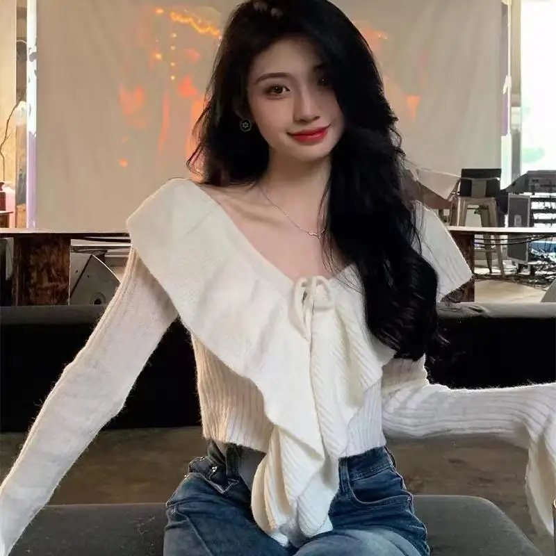 thumbnail image 1 of Suéter suave con cuello en V y tirantes, nuevo diseño de estilo coreano para mujer, suéter de punto corto elegante y de estilo nicho, 1 of 5