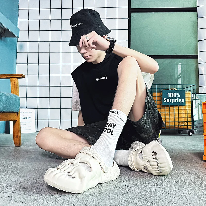 New Men Slippers For Home Chic Indoor Outdoor Shoes Non-slip Comfortable Shoes Skull Retro Trend Beach Sandals For Men