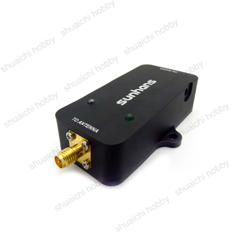 Amplificateur de Signal WiFi 3W 35dBm 2.4GHz monté sur un drone, câbles et antenne visibles