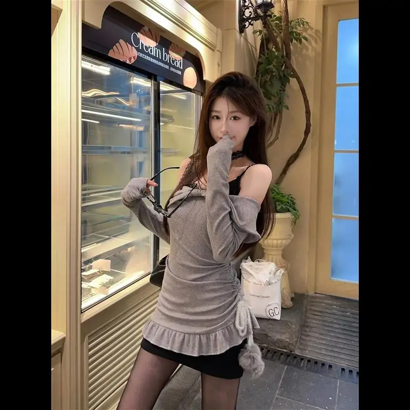 여성의 매력을 강조하는 버터플라이 끈 드레스