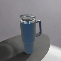 ⁦كوب حراري 40 أونصة (1200 مل) مع مقبض وقشة – عزل مزدوج للسفر ☕✨.⁩ - الصورة ⁦6⁩
