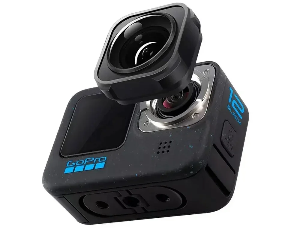 Installation de l'accessoire Objectif Max Lens Mod 155° sur une GoPro Hero, prêt à capturer des angles larges.