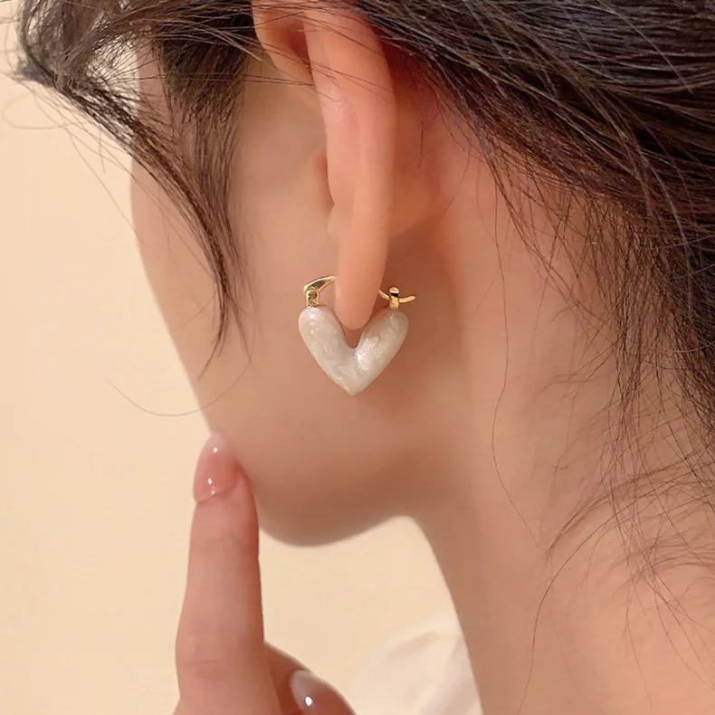 2023 New Korean Light Luxury White Oil Dropping Love Stud Earrings For Women Fashion Elegant Metal Heart Design Jewelry Gifts