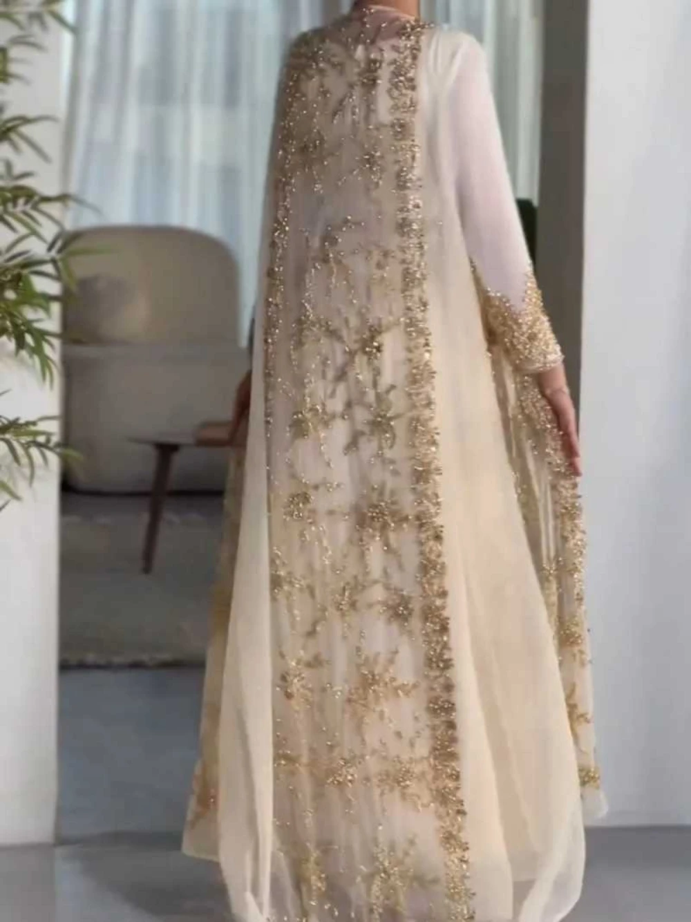 فستان سهرة طويل لامع على شكل حرف A أنيق مزين بالخر...