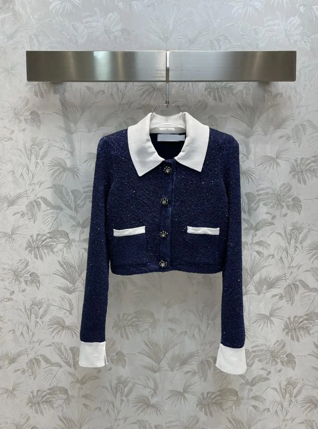 

Autumn and winter new, dark blue knitted color contrast shirt, the body surface has been covered with the same color sequins