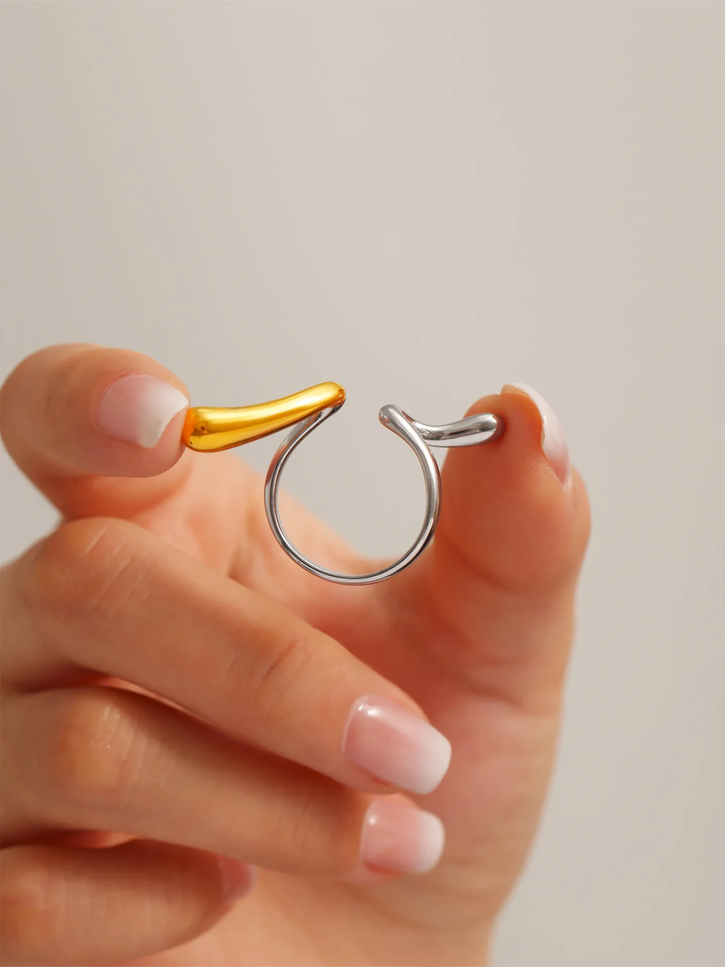 Einfacher 316L Edelstahlring für Damen, modischer geometrischer Ring in Gold- oder Silberfarbe, personalisierbar, wasserdichter Schmuck für Frauen. – Detail 3