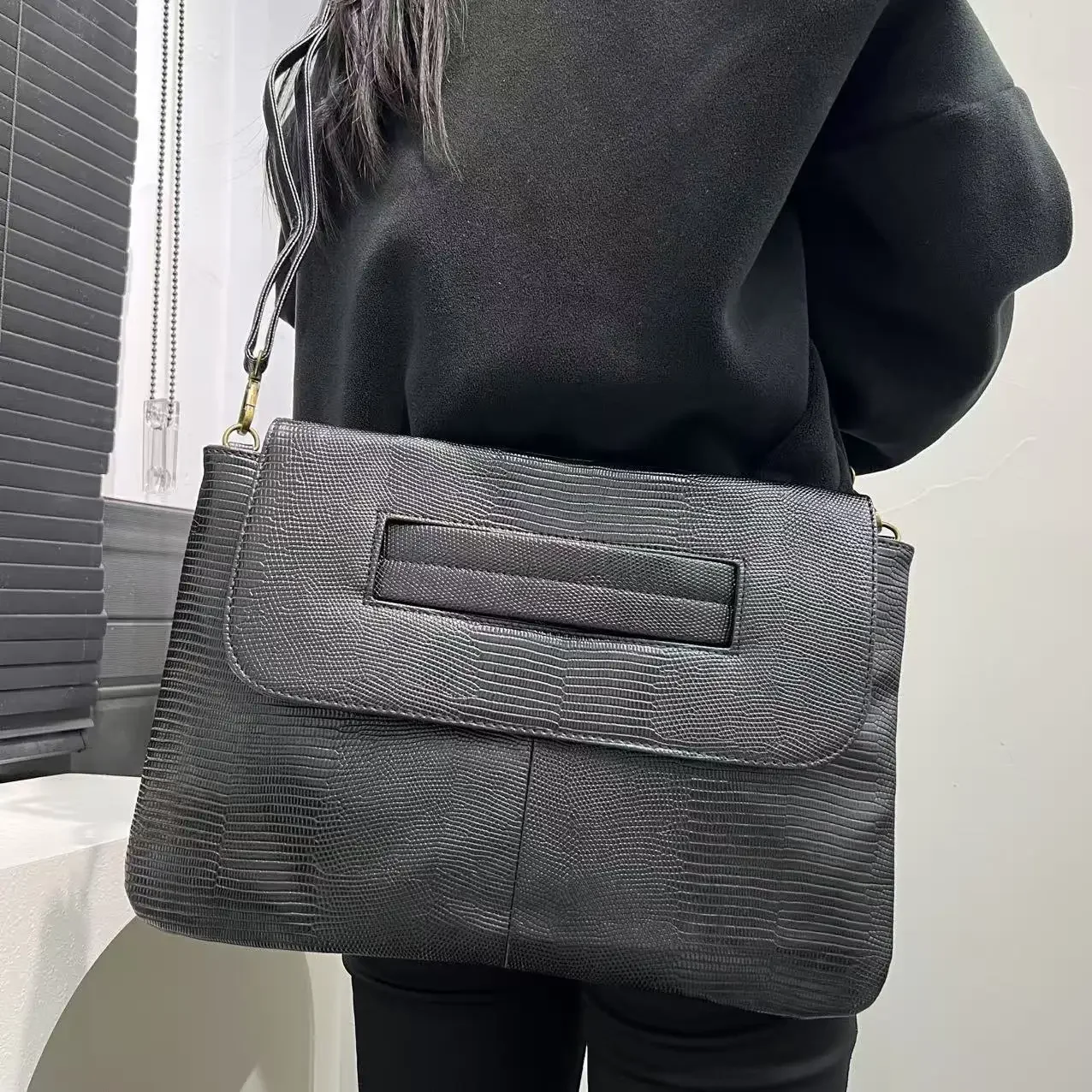 Modische Damenhandtasche im Retro-Stil mit Schlangenmuster, hoher Kapazität und abnehmbarem Schultergurt, einzelne Umhängetasche – Detail 14