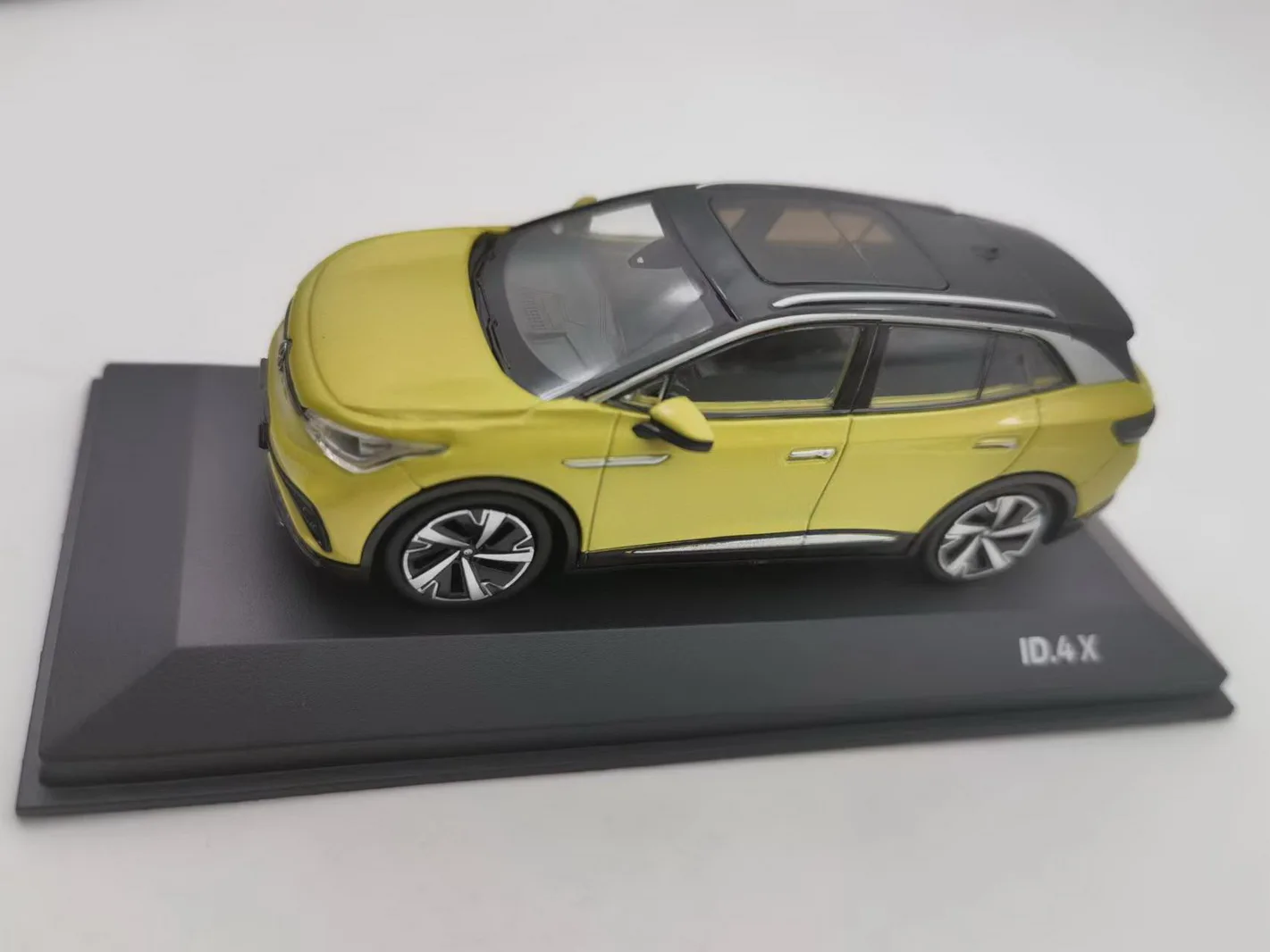 

1/43 Scale ID.4X SUV ID4X Yellow DieCast Car Model Toy Collection Gift NIB