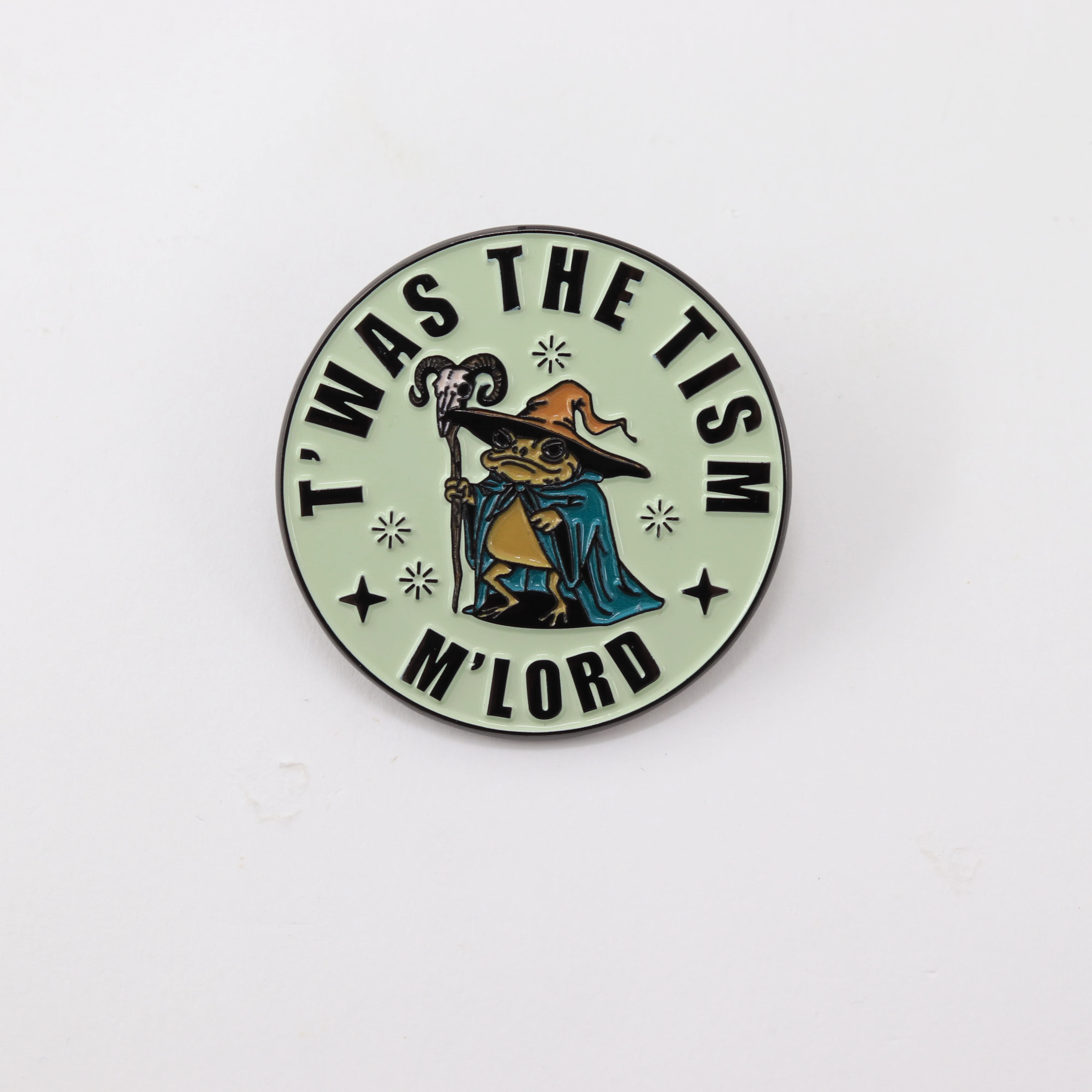 T'Was The Tism M'lord Wizard Toad Emaille-Brosche Humorvoller Frosch Hexen-Reversnadel DnD Mönch Sandsack Totenkopf-Stab Lustiger Weirdcore Meme – Detail 10
