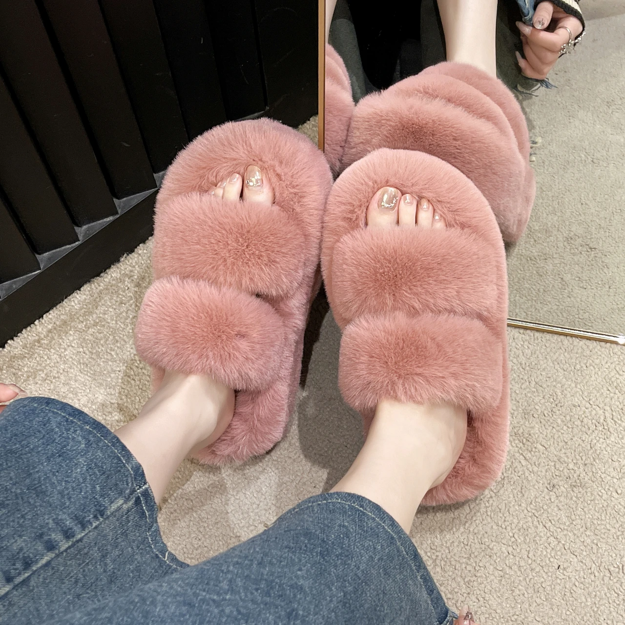 

2023 Cross Design Winter House Furry Slippers Women Fluffy Fur Home Slides Flat Indoor Floor Shoes Soft Sole Ladies Flip Flops