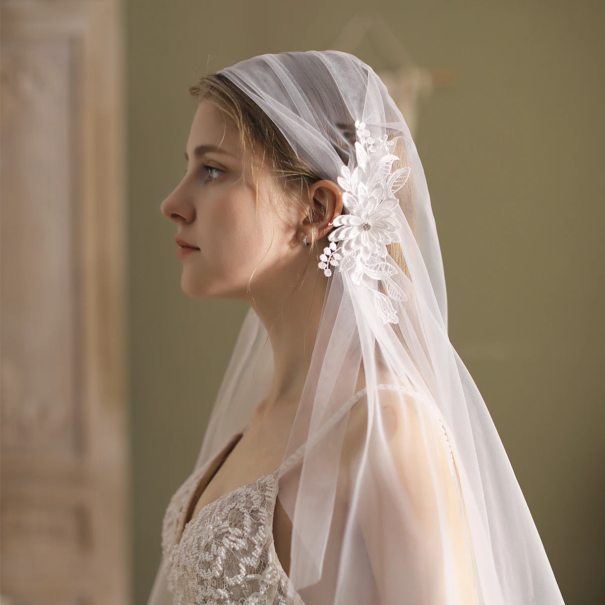 V820 Exquisite Wedding Bridal White Veil Plain Tulle Lace Wrapped Head Hairpins Brides Handmade Veil Women Marriage Accessories