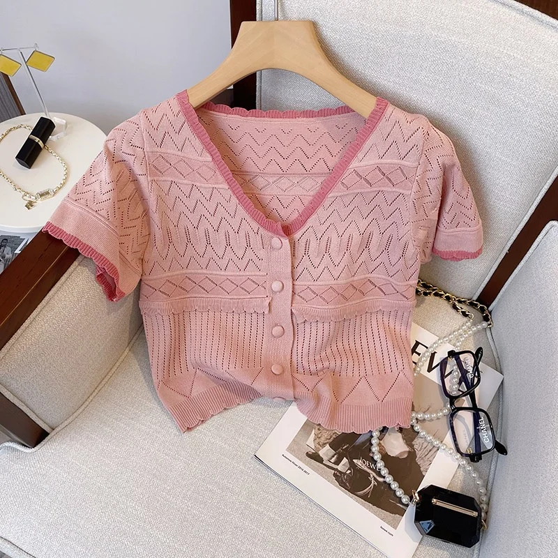 ù °  귣  Ƿ ū 귣      Ƿ  V-neck  Ƽ ª Ʈ