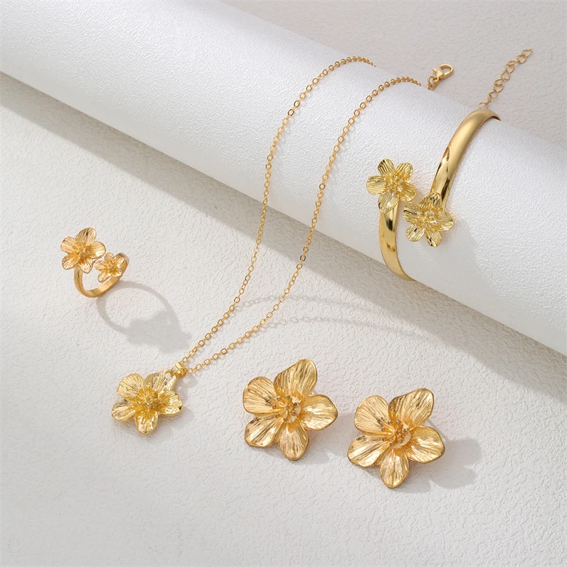 Trendiges Vergoldetes Blumen-Schmuckset mit Halskette, Armband, Ring und Ohrringen als Brautgeschenk für Frauen, Hochzeit, Party und Jubiläum – Detail 7
