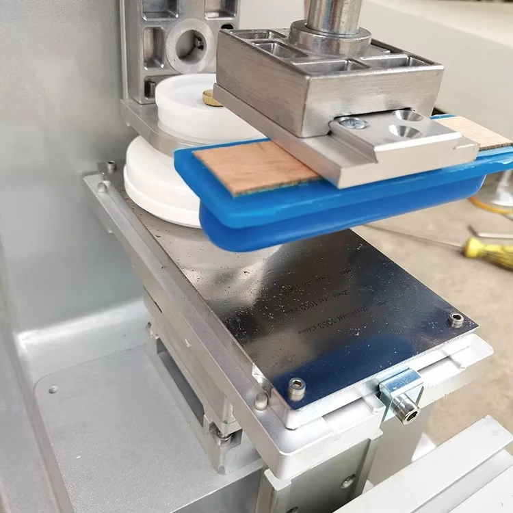 Macchina da stampa tampografica da tavolo a 1 colore, modello a flusso trasversale singolo, con PLC, supporto per anelli in ceramica e albero di trasmissione - immagine 2