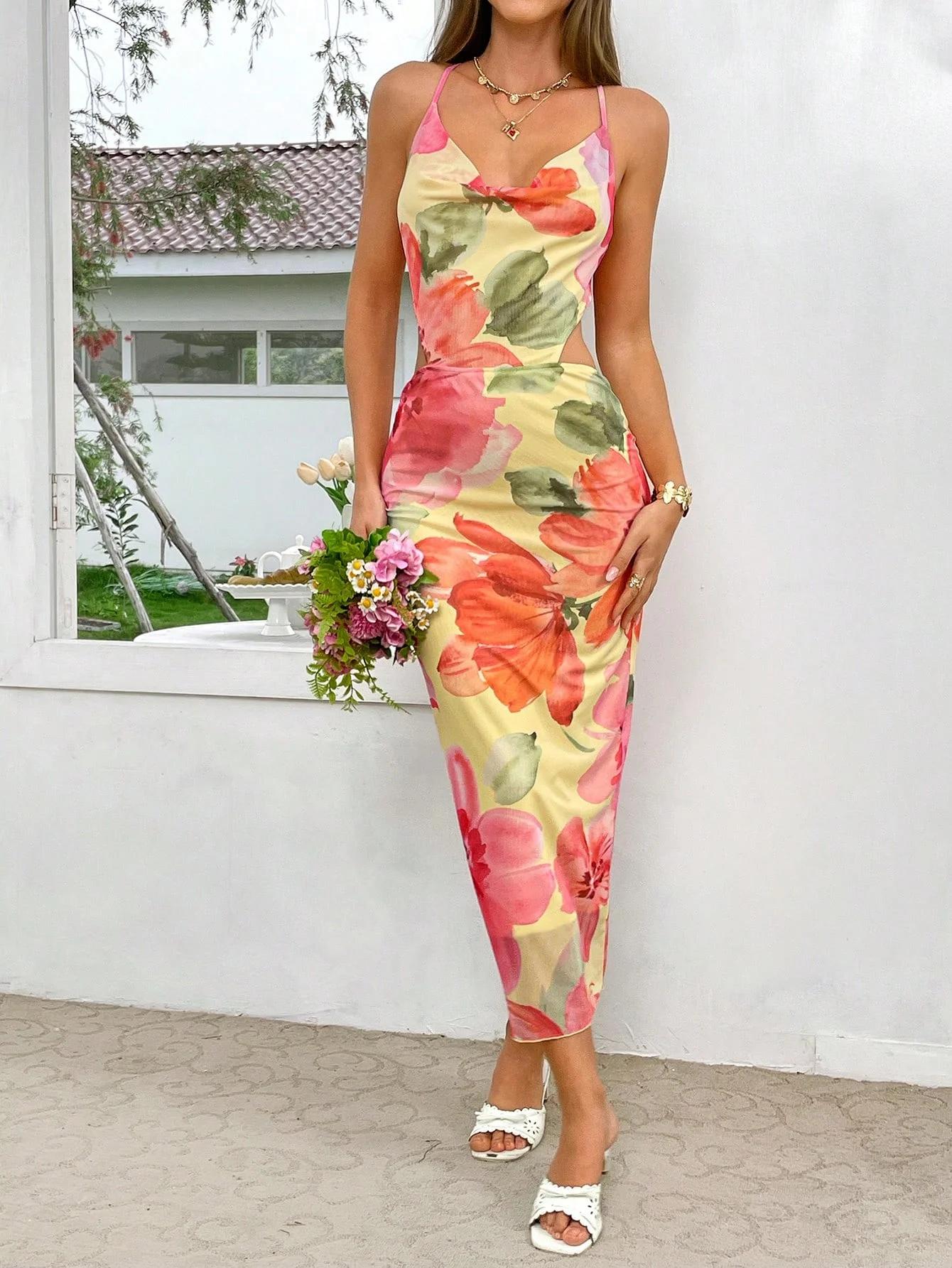 Gelbes, ölgefärbtes Kleid mit großem Blumenmuster und Neckholder-Oberteil für Damen, das die Taille und den Rücken enthüllt und die Figur schlank und formend macht.