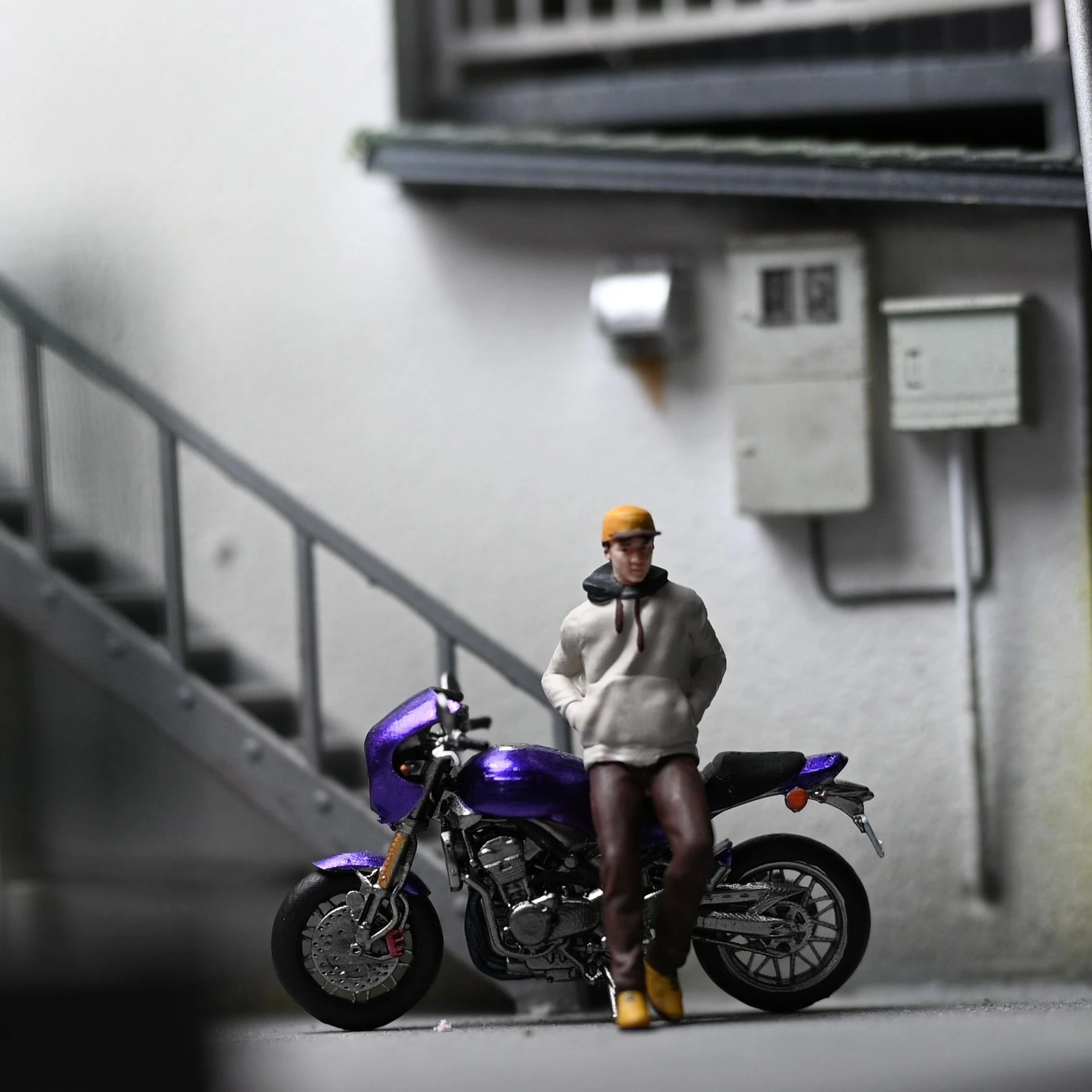 

EHC Diorama 1/64 Pose Man and Motorcycle Kawasaki Z900rs Characters Series Pre Order