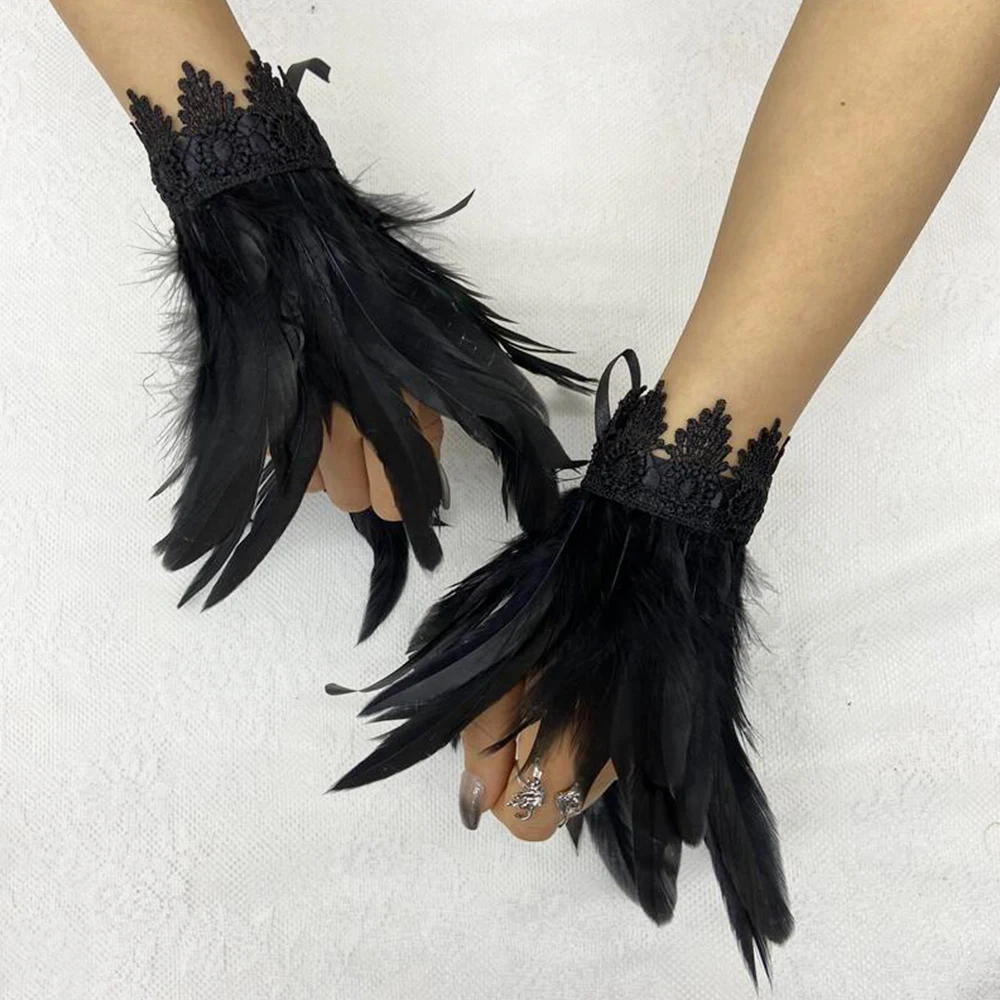 서늘함과 우아함이 어우러진 Natural Feather Wrist Cuffs