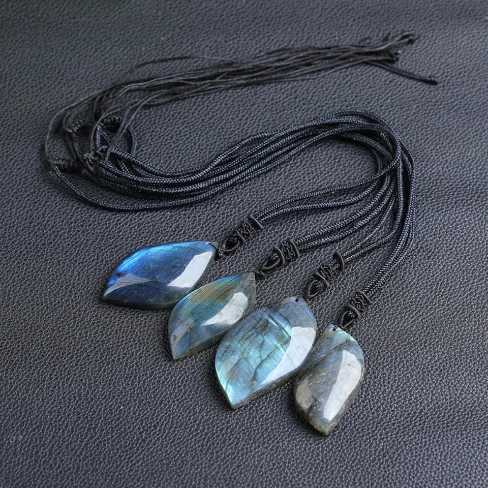 Collana con ciondolo in labradorite naturale fatto a mano