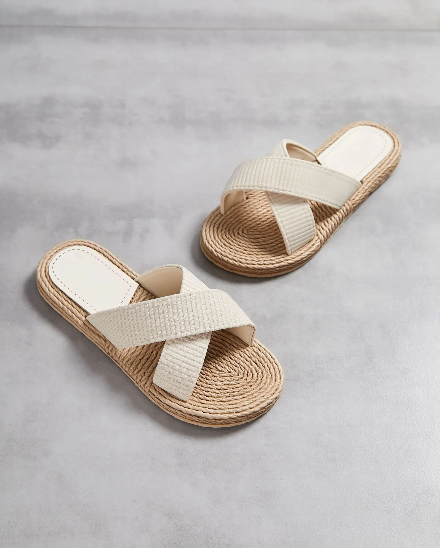 Handmade Ladies Home Slipper Hemp Straw Women Sandals Casual Outdoor Cross Slipper Female Summer Beach Wear Flat Heel Shoes