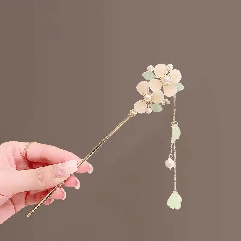 Womens Crystal Hair Clasp Flowers Shape Design Y2K Silver Step Shake Hanfu Hair Stick with Tassel Headwear Hairpins Jewelry