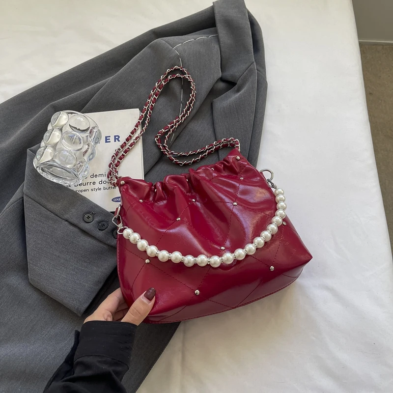 thumbnail image 1 of Bolso pequeño con cadena de perlas para mujer, nuevo bolso de cubo plisado con remaches de moda de 2024, bolso de mensajero de hombro popular de verano, 1 of 5
