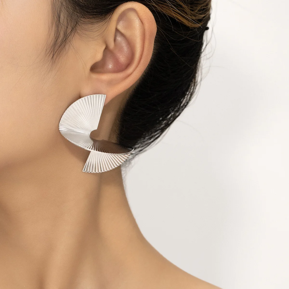 FashionMetalIrregularEarringsFemaleGeometricSshapedEarrings