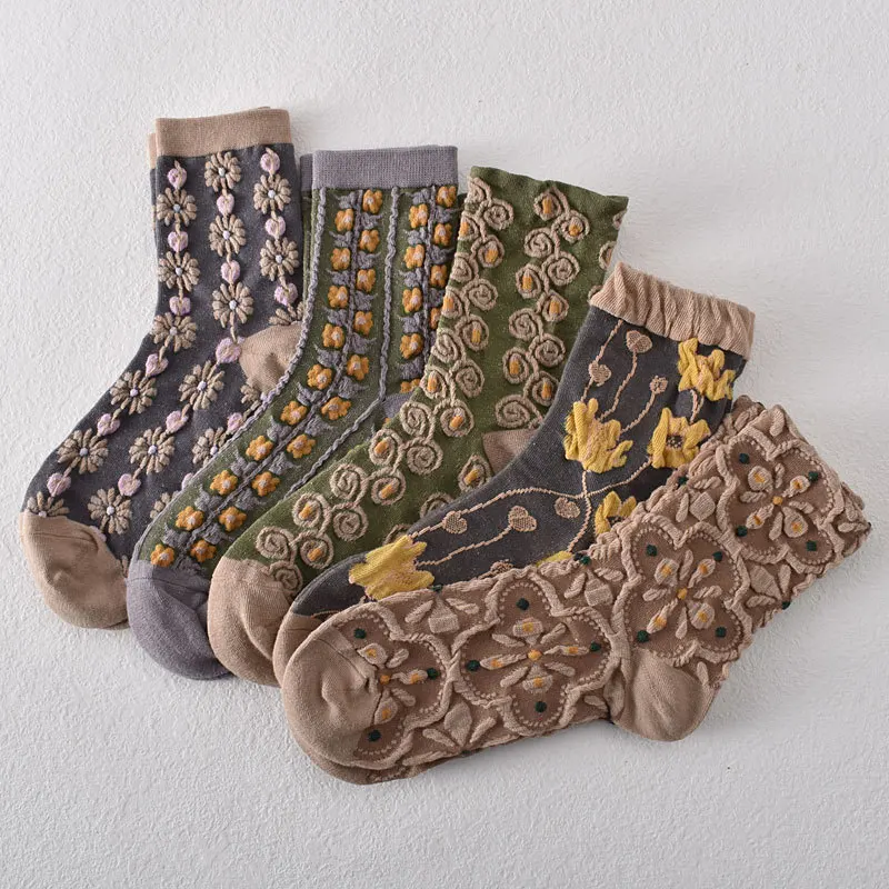 5 Paar exquisite Damen-Mid-Tube-Socken im Retro-Wald-Stil mit geprägten Blumen und personalisierten Freizeitsocken im College-Stil – Detail 4