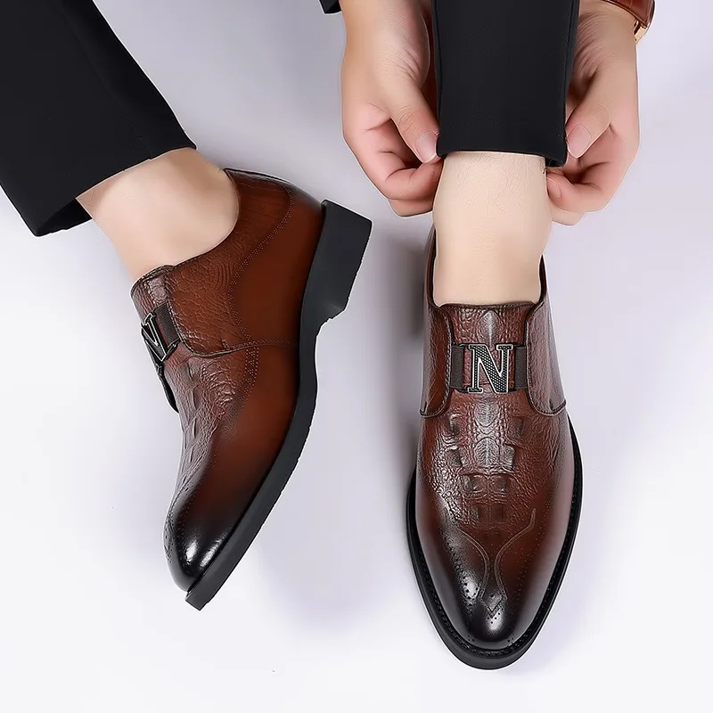 Popular new men's formal leather shoes, business casual men's shoes, British style slip-on pattern carved shoes
