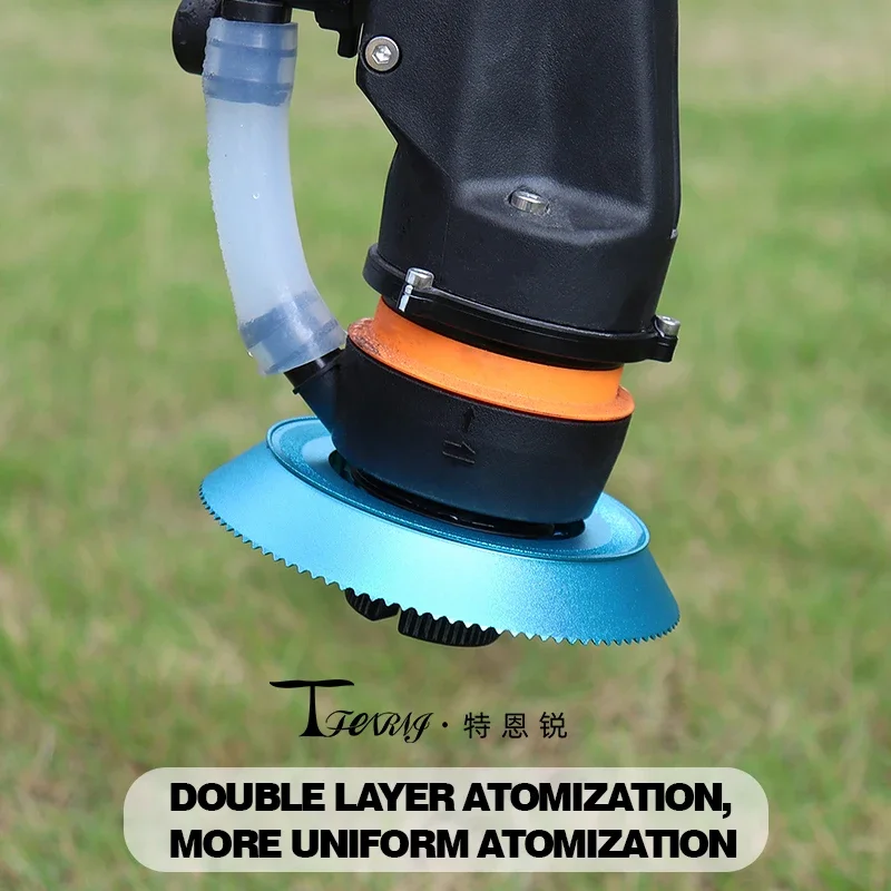 Gros plan sur le disque de pulvérisation centrifuge pour drone agricole DJI T70, montrant les ailettes et le trou central.