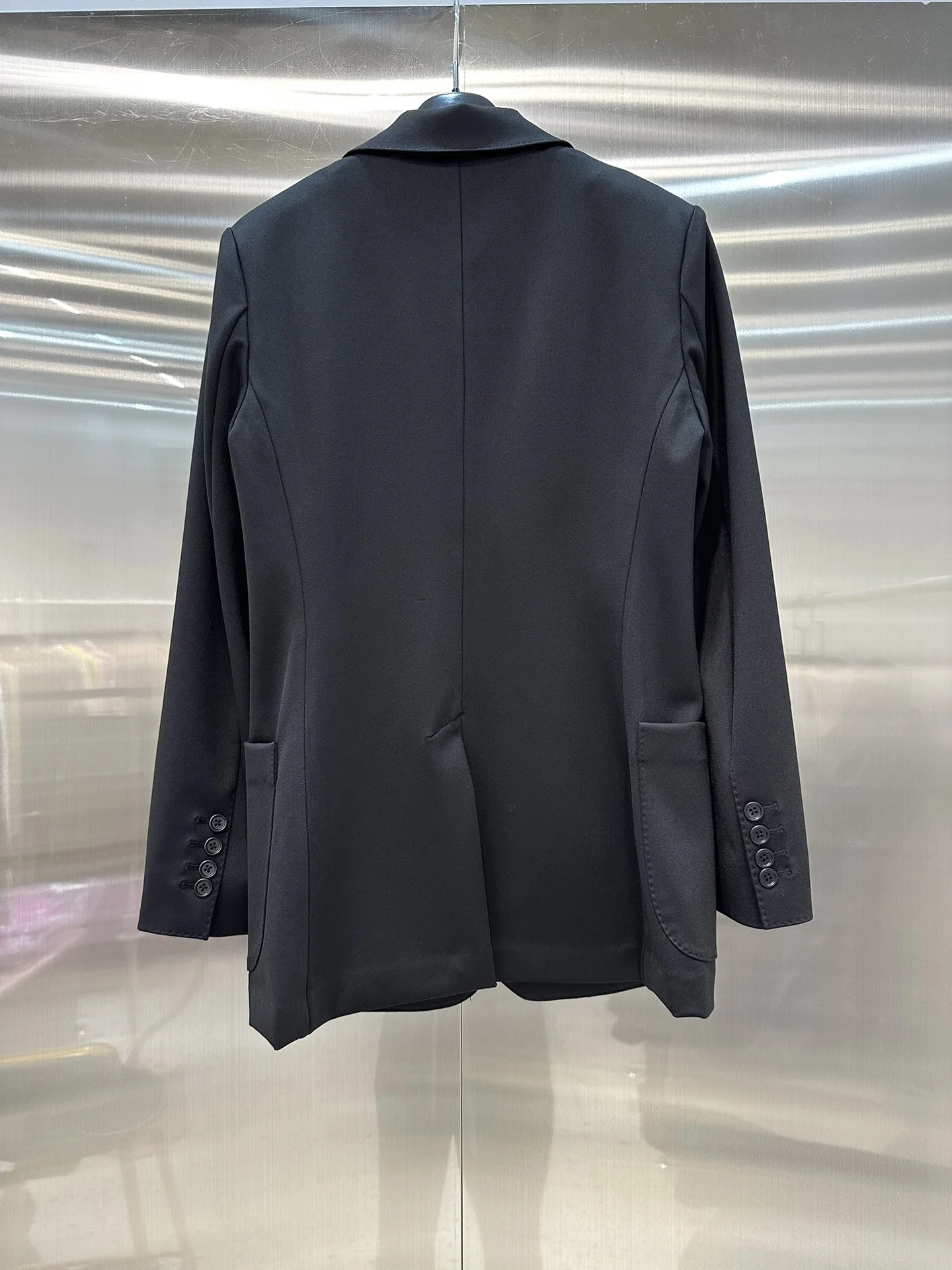 

Новая простая однотонная куртка 2023