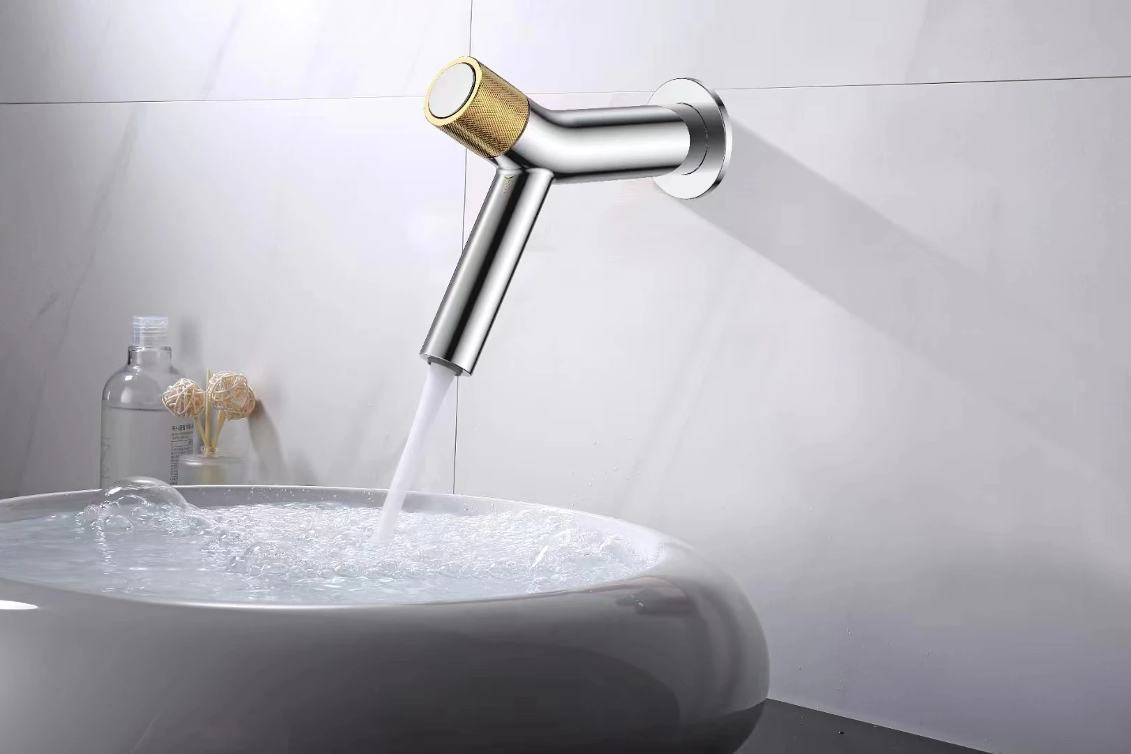 

Настенный роскошный латунный современный дизайн, смеситель для раковины в ванной комнате, высокое качество, одна ручка, модный смеситель для горячей и холодной воды