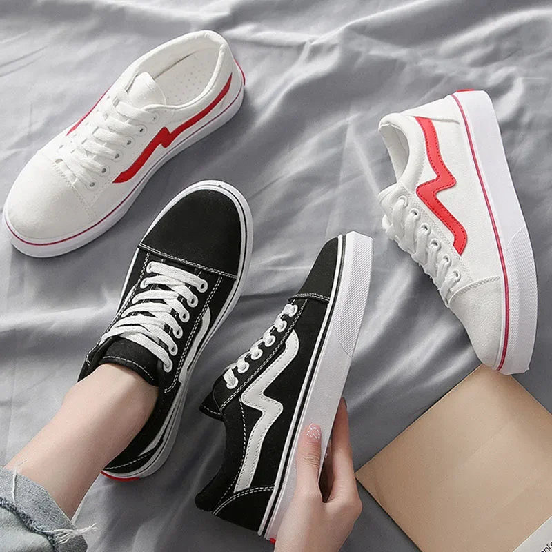 Canvas Shoes Black White Striped Woman Breathable Skateboarding Sneakers Students Leisure Flat Board Shoes Versatile sports board shoes