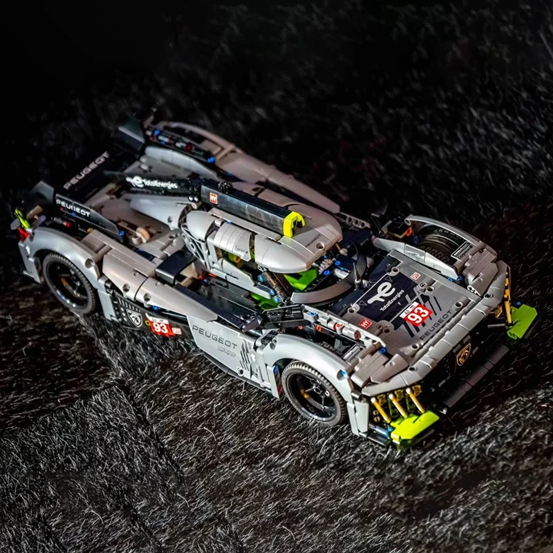 Рисунок 4 - Супергоночный автомобиль Лео из 1775 блоков 9x8 24 ч