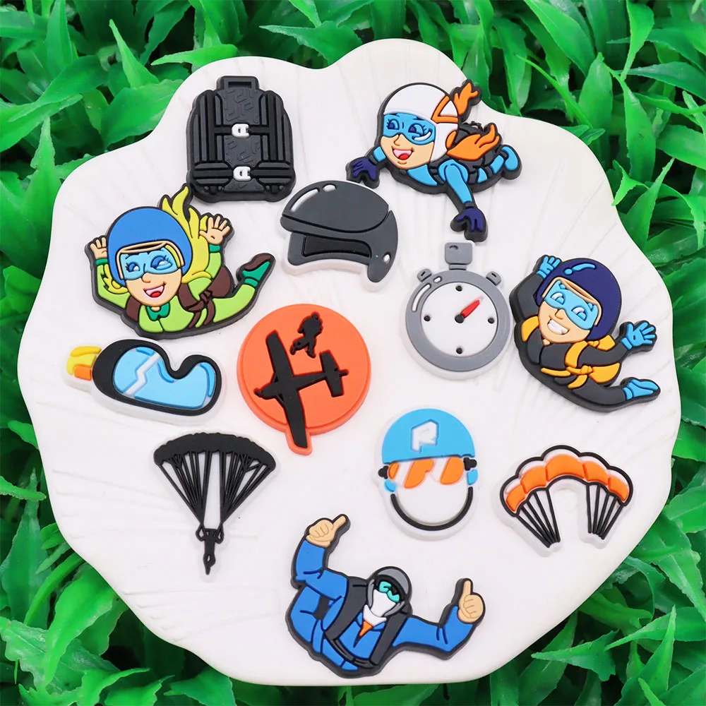 1-12 Stück Cartoon Kompass Rucksack Fallschirm brille Fallschirm springen PVC Schuh Charms Schuh dekoration Schnalle Loch Slipper Zubehör – Detail 3