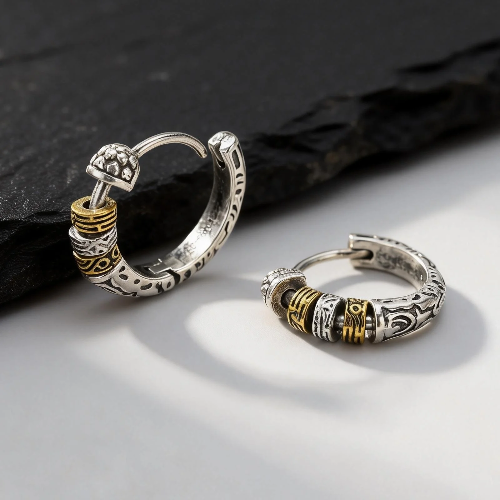 Vintage Gemusterte Huggie-Ohrringe für Männer und Jungen, Gold- und Silberfarbene Ethnische Creolen, Punk-Ohrringe Schmuck – Detail 2