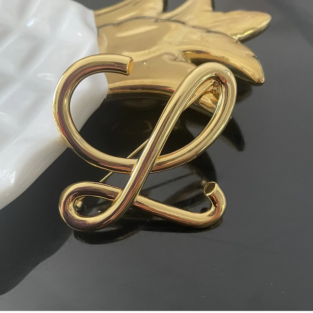 

European and American fashion glossy brooch