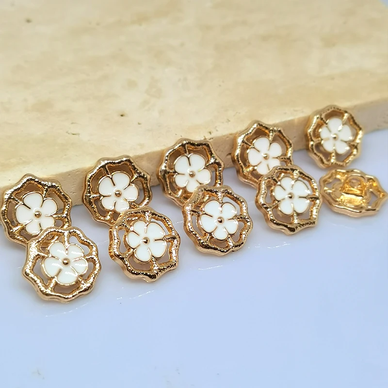 15/20/23MM 패션 장식 꽃 금속 단추 의류 화이트 블랙 빈티지 고품질 단추 여성 코트 바느질 DIY