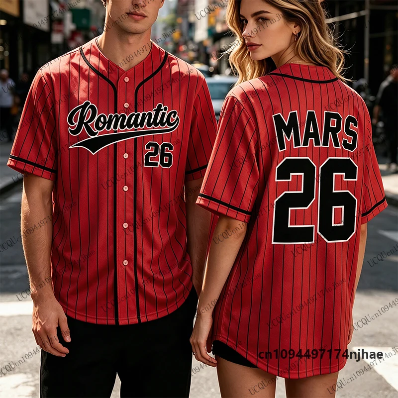 2026 Neue Romantische Tour Bruno Mars Nr.26 Print-Bluse Damen Herren Streetwear Baseball-Shirt Hip-Hop Kurzarm-Knopfleiste Oberteil