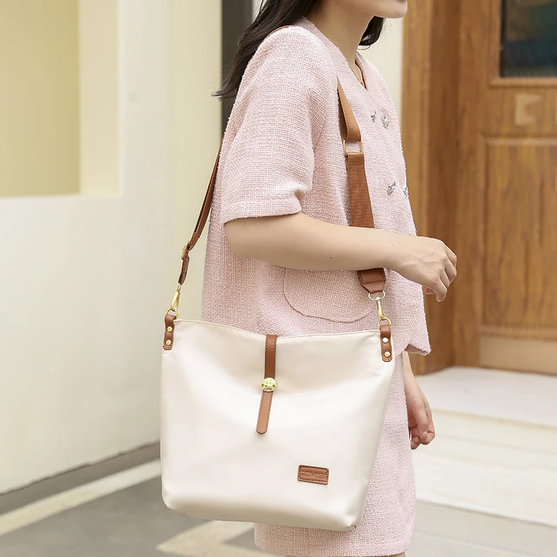 

2023 Fashion Women's Bag Shoulder Bag Autumn and Winter Large Capacity Handbag Versatile Crossbody Bag Casual and Simple Design