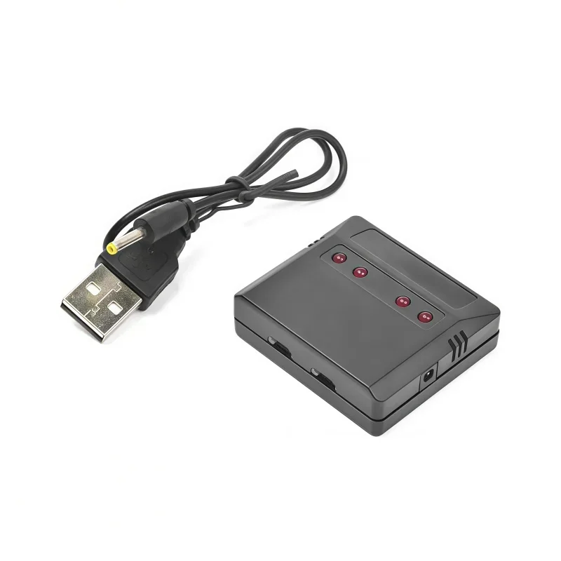 Chargeur USB 1 à 4 pour batterie drone 3.7V Lithium, blanc, avec câble USB et batteries insérées, assurant une charge rapide et sécurisée.