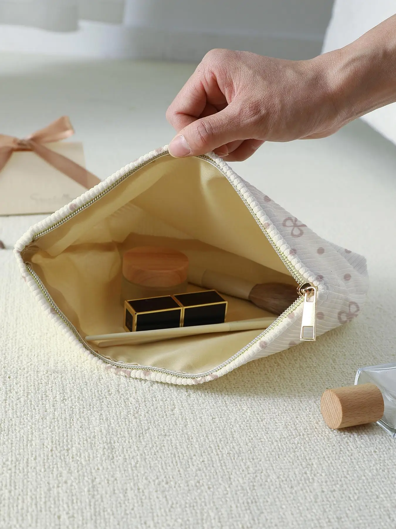 1pc，Pink bow patterned corduroy zipper makeup bag, lightweight and multifunctional makeup storage bag