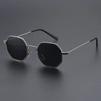 Lunettes de mode à monture géométrique classique pour hommes, adaptées aux cadeaux de vacances à des amis et à la famille 4