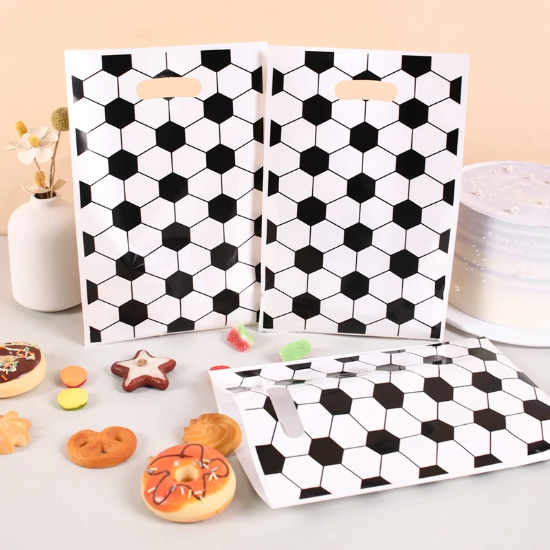 16 Sacchetti Regalo Di Carta A Tema Calcio - Con Manici - 4 Colori Diversi - Dimensioni 20x15x8 Cm - Per Bomboniere E Decorazioni Di Feste Per Bambini