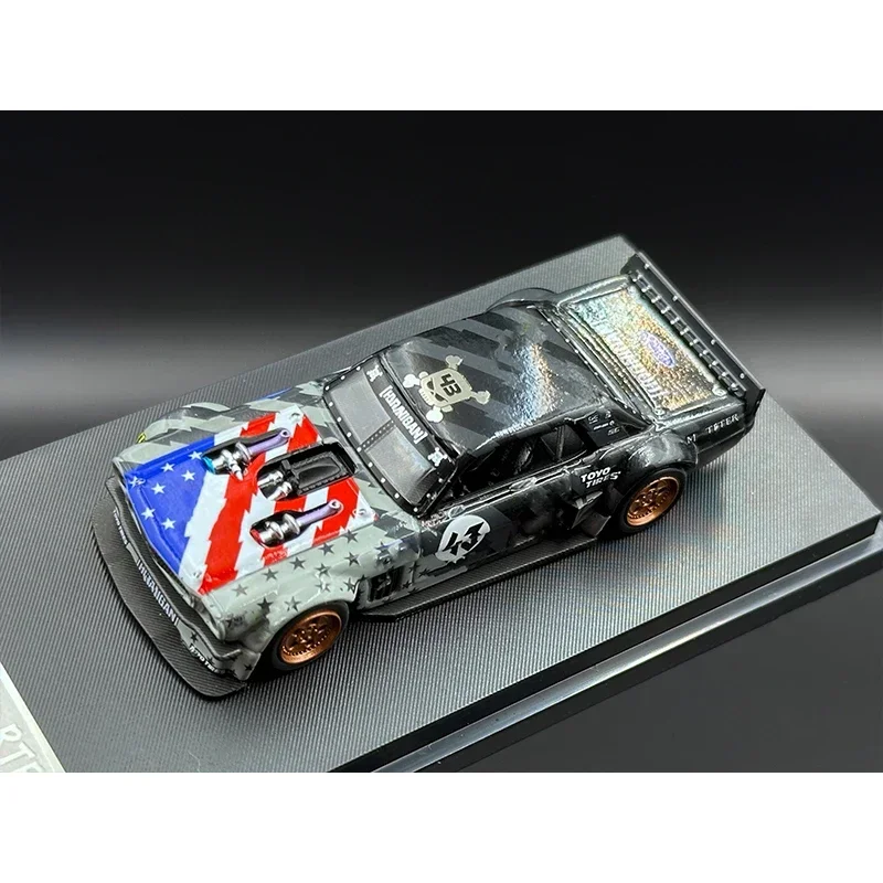 

1:64 1985 Mustang Hoonicorn RTR V2 Diecast Diorama Car Model Collection Miniature Carros Toys Street Warrior Weapon