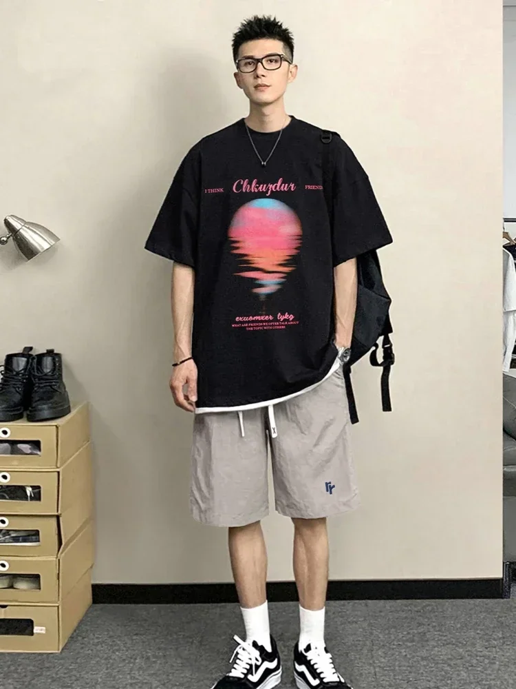 thumbnail image 1 of Conjunto de dos piezas de camiseta y pantalones cortos de algodón con estampado gráfico para hombre, estilo coreano 2024, ajuste regular, atuendo básico, 1 of 5